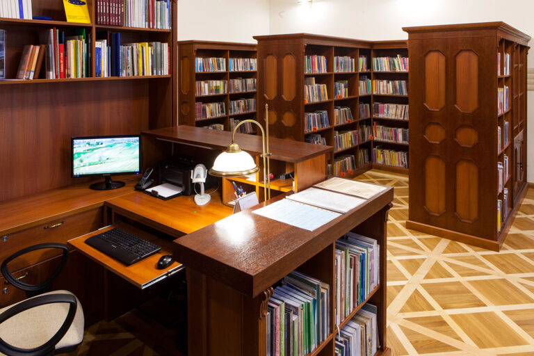 Wnętrze biblioteki w kozach, na pierwszym planie